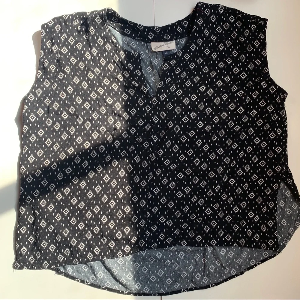 Universal Thread - sleeveless top black & white - Picture 3 of 6